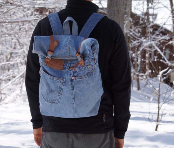 背上书包出游，酷毙了