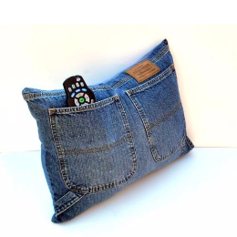 遥控器不想拿在手里，那就插在抱枕上